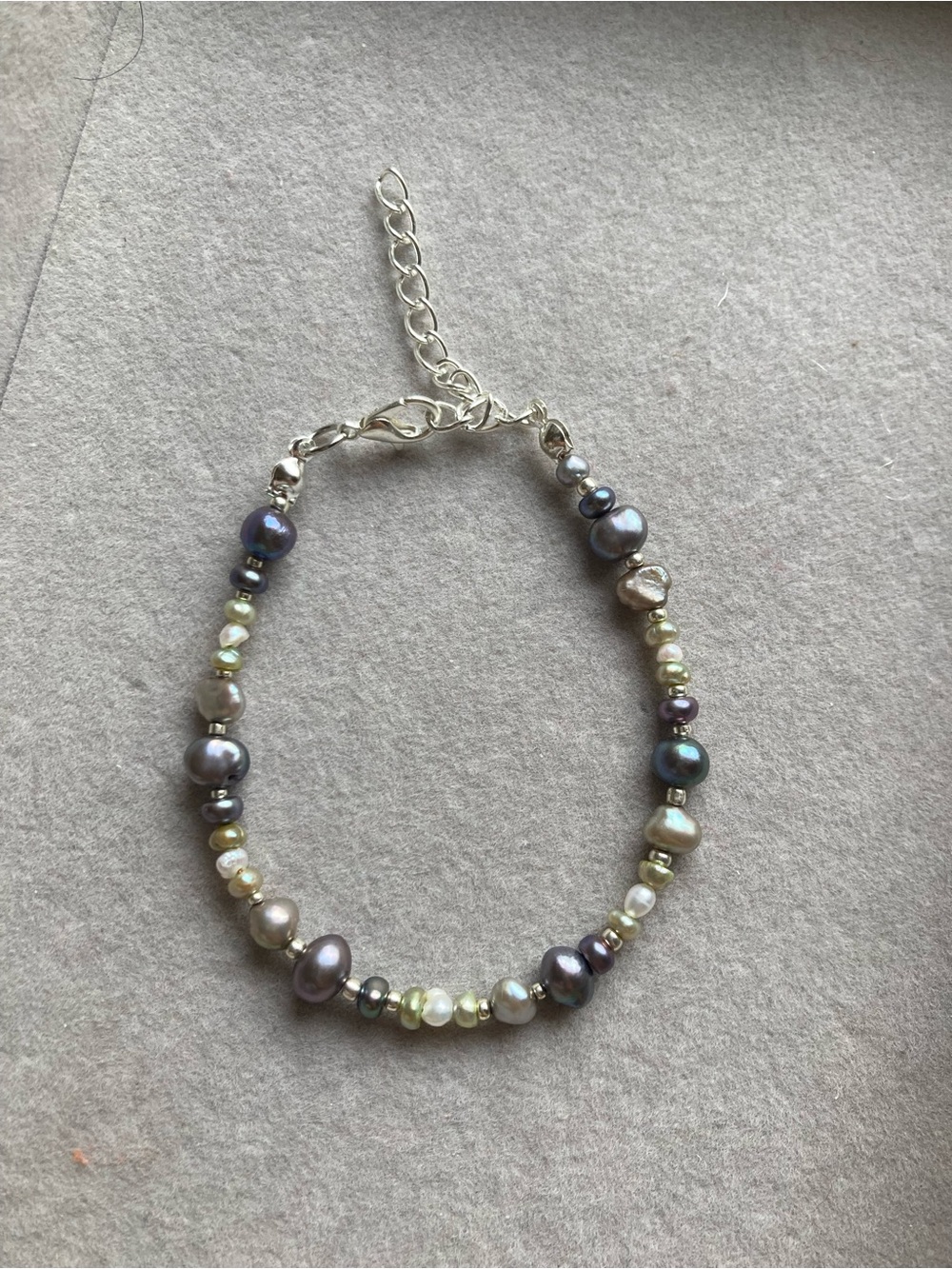 Handmade Iridescent Pearl Bracelet – Gray and Cream